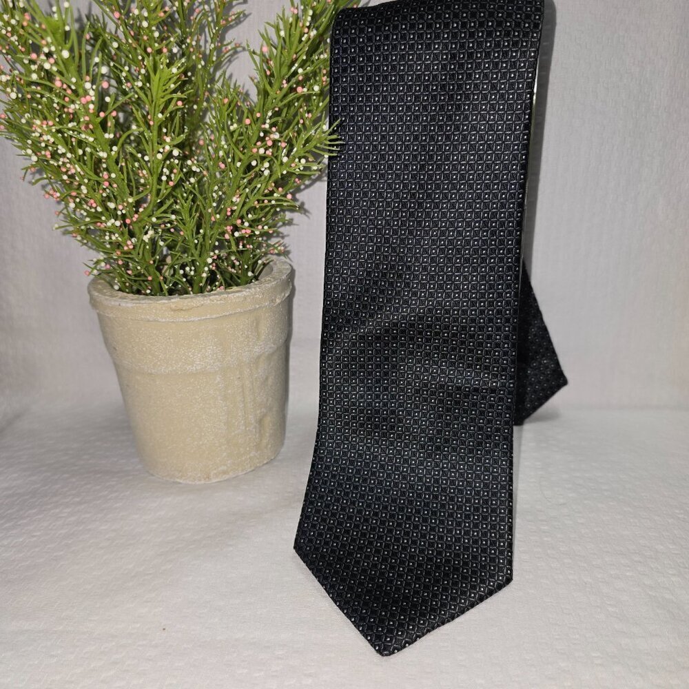 MENS IZOD 100% SILK TIE BLACK WITH CHECKED PATTERN EXCELLENT CONDITION
